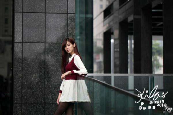    台湾正妹Kila晶晶/廖挺伶精致街拍写真：学院风与黑色丝袜的优雅诱惑（2套合集）第62张图片