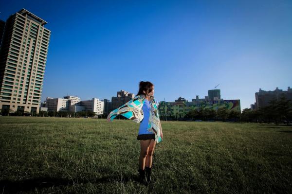    台湾正妹徐玮吟鲔鱼清新外拍写真，草地休闲风格甜美治愈女神合集第29张图片