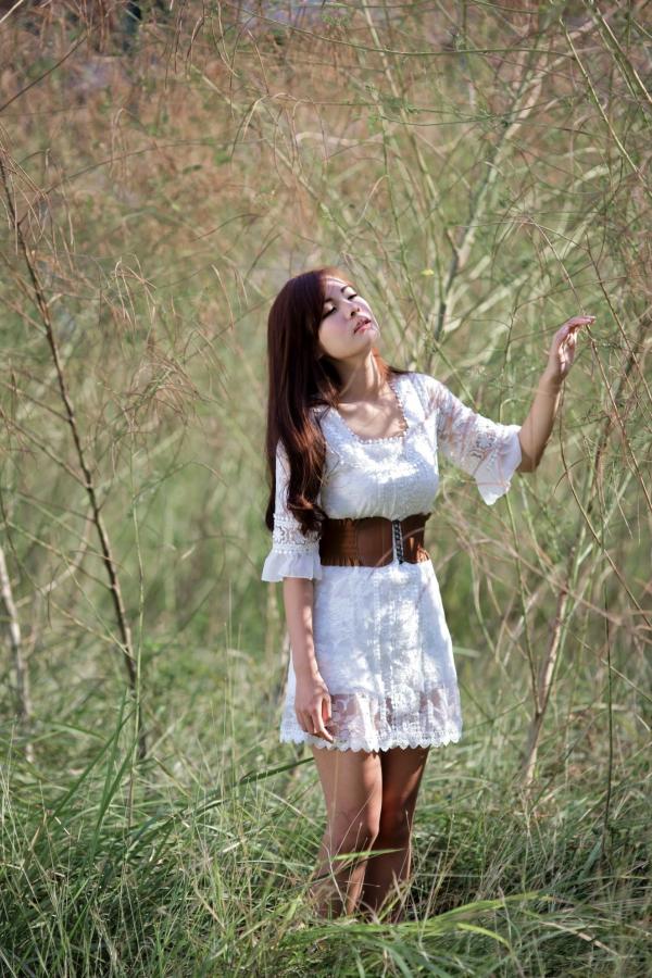    台湾正妹徐玮吟鲔鱼清新外拍写真，草地休闲风格甜美治愈女神合集第39张图片