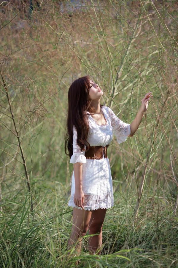    台湾正妹徐玮吟鲔鱼清新外拍写真，草地休闲风格甜美治愈女神合集第42张图片