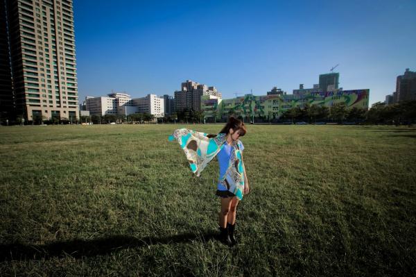    台湾正妹徐玮吟鲔鱼清新外拍写真，草地休闲风格甜美治愈女神合集第64张图片
