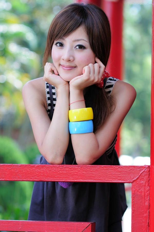    台湾正妹果子Mikako士林官邸清新户外外拍写真，元气少女夏日休闲装扮，纯欲甜美养眼集第8张图片