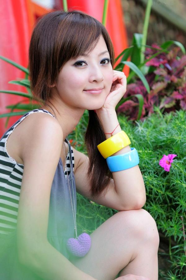    台湾正妹果子Mikako士林官邸清新户外外拍写真，元气少女夏日休闲装扮，纯欲甜美养眼集第11张图片
