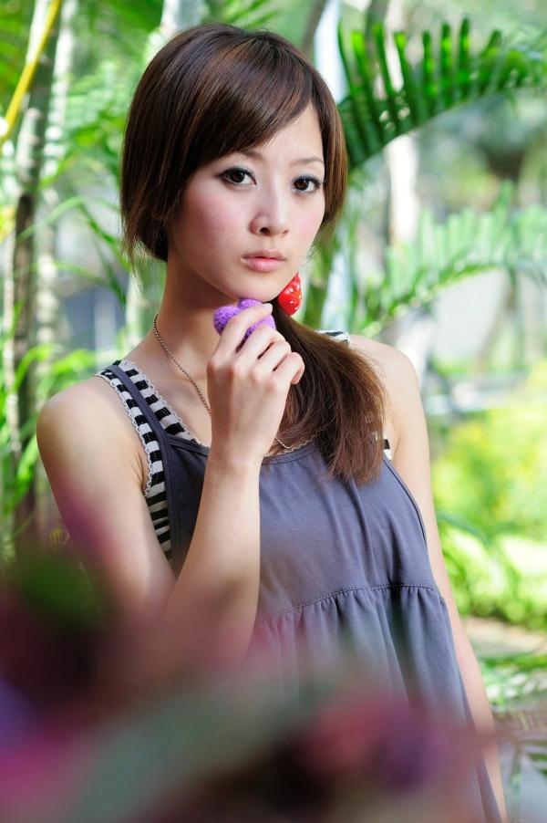    台湾正妹果子Mikako士林官邸清新户外外拍写真，元气少女夏日休闲装扮，纯欲甜美养眼集第13张图片