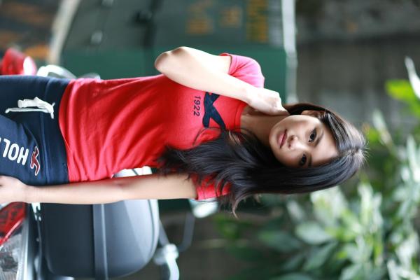    台湾甜美正妹林梵耘户外清新生活照，漫步大桥与林间复古写真合集第2张图片