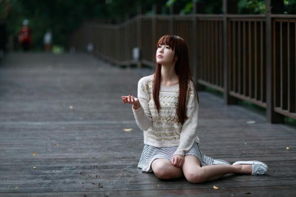    台湾甜美正妹林梵耘户外清新生活照，漫步大桥与林间复古写真合集第30张图片