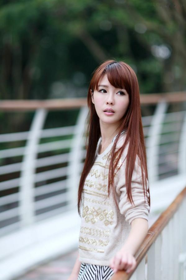    台湾甜美正妹林梵耘户外清新生活照，漫步大桥与林间复古写真合集第53张图片