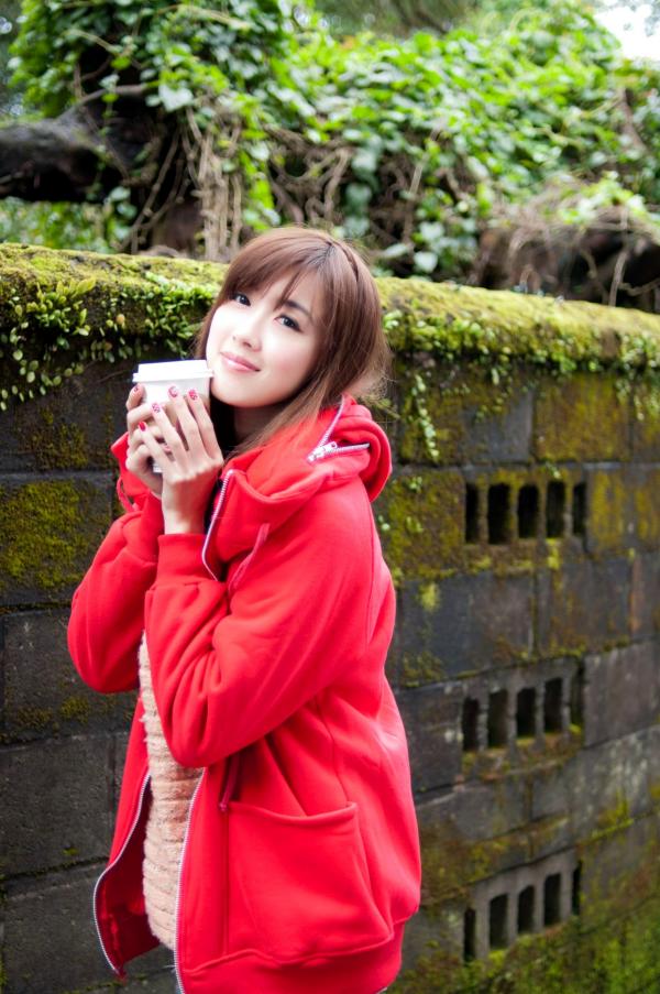    台湾正妹廖挺伶Kila晶晶清新户外写真，运动场街拍尽显修长美腿，邻家女孩甜美活力十足第5张图片