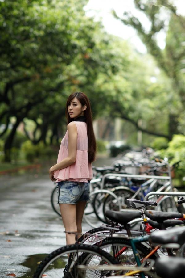    台湾正妹廖挺伶Kila晶晶清新户外写真，运动场街拍尽显修长美腿，邻家女孩甜美活力十足第46张图片