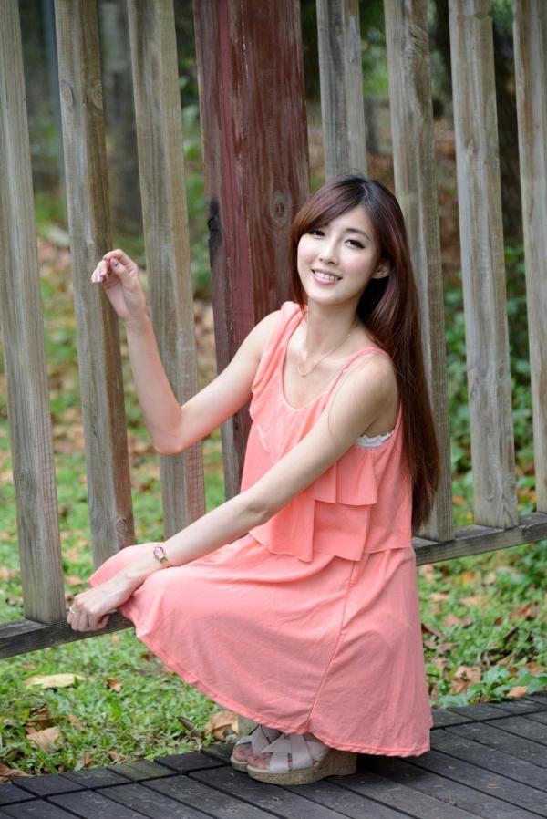    台湾正妹Kila晶晶/廖挺伶清新户外写真，粉色连衣裙甜美外拍，治愈系气质女神第5张图片