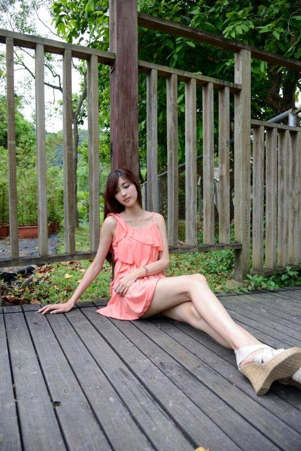    台湾正妹Kila晶晶/廖挺伶清新户外写真，粉色连衣裙甜美外拍，治愈系气质女神第10张图片