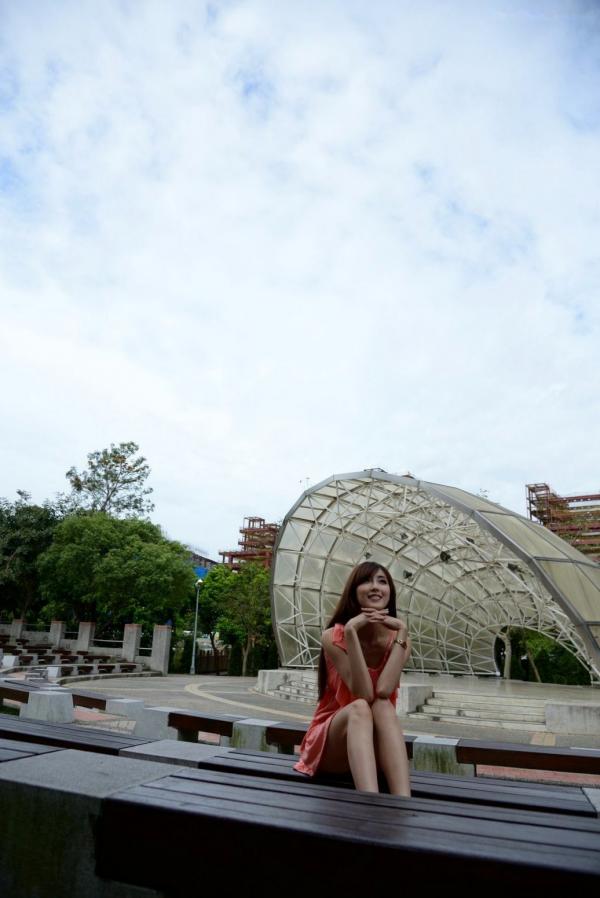    台湾正妹Kila晶晶/廖挺伶清新户外写真，粉色连衣裙甜美外拍，治愈系气质女神第13张图片