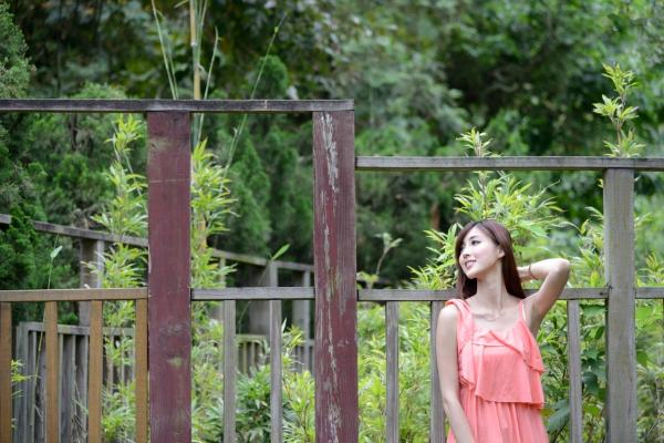    台湾正妹Kila晶晶/廖挺伶清新户外写真，粉色连衣裙甜美外拍，治愈系气质女神第14张图片