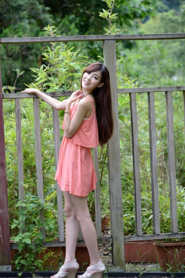    台湾正妹Kila晶晶/廖挺伶清新户外写真，粉色连衣裙甜美外拍，治愈系气质女神第15张图片
