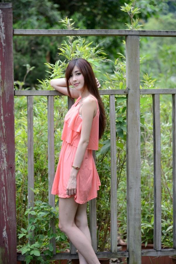    台湾正妹Kila晶晶/廖挺伶清新户外写真，粉色连衣裙甜美外拍，治愈系气质女神第16张图片