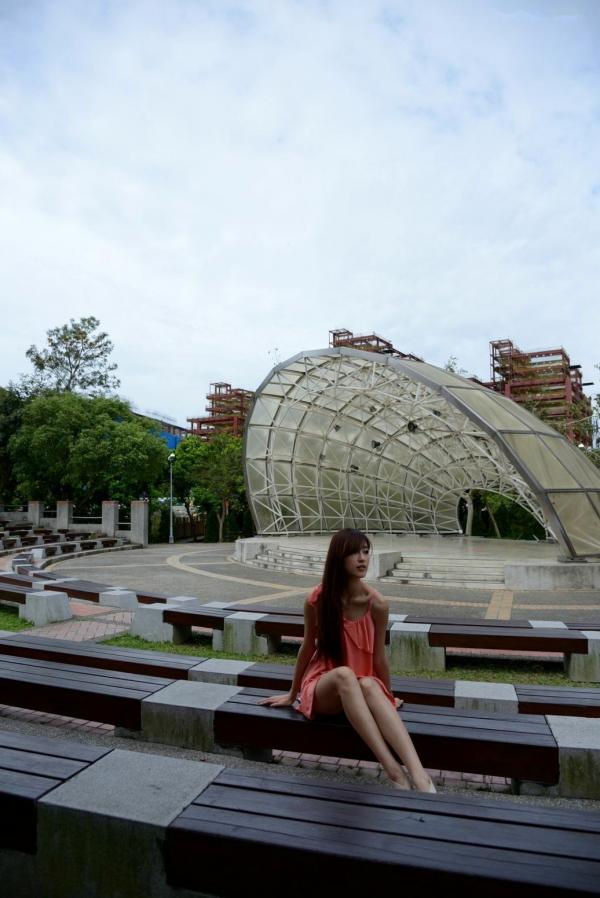    台湾正妹Kila晶晶/廖挺伶清新户外写真，粉色连衣裙甜美外拍，治愈系气质女神第17张图片