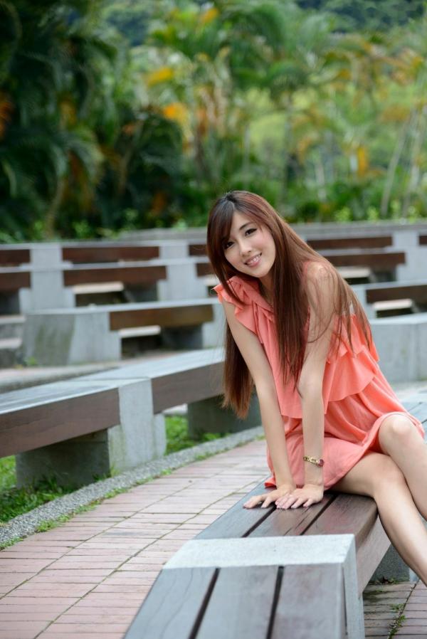    台湾正妹Kila晶晶/廖挺伶清新户外写真，粉色连衣裙甜美外拍，治愈系气质女神第21张图片
