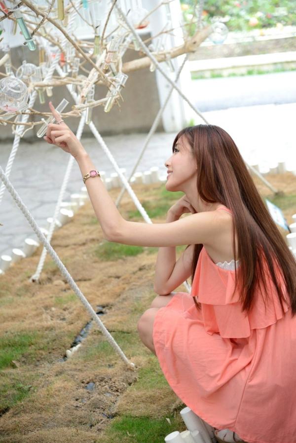    台湾正妹Kila晶晶/廖挺伶清新户外写真，粉色连衣裙甜美外拍，治愈系气质女神第28张图片