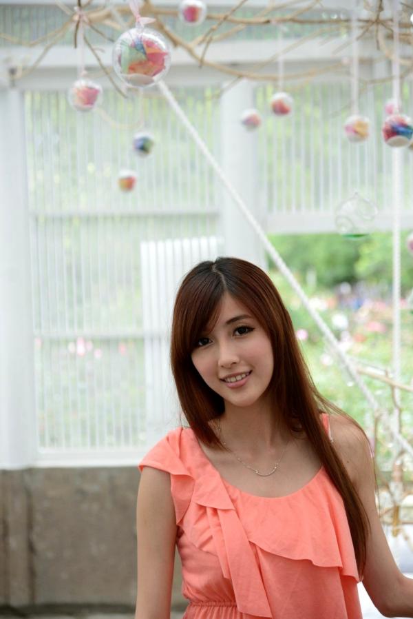    台湾正妹Kila晶晶/廖挺伶清新户外写真，粉色连衣裙甜美外拍，治愈系气质女神第31张图片