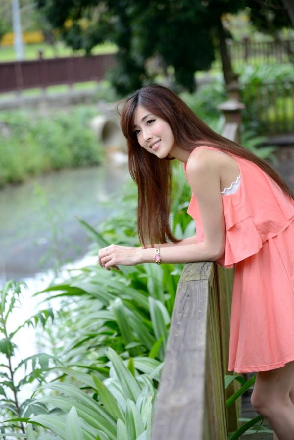    台湾正妹Kila晶晶/廖挺伶清新户外写真，粉色连衣裙甜美外拍，治愈系气质女神第42张图片