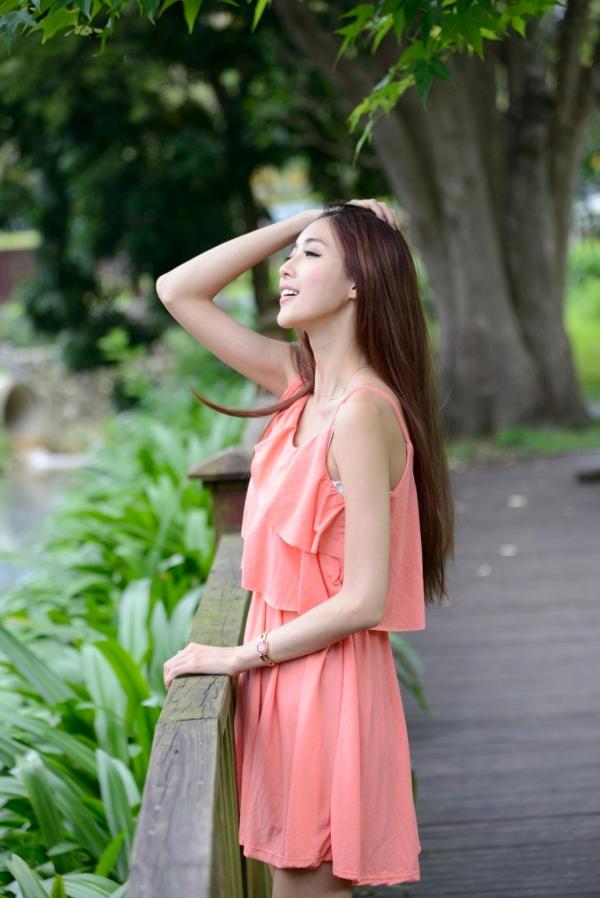   台湾正妹Kila晶晶/廖挺伶清新户外写真，粉色连衣裙甜美外拍，治愈系气质女神第43张图片