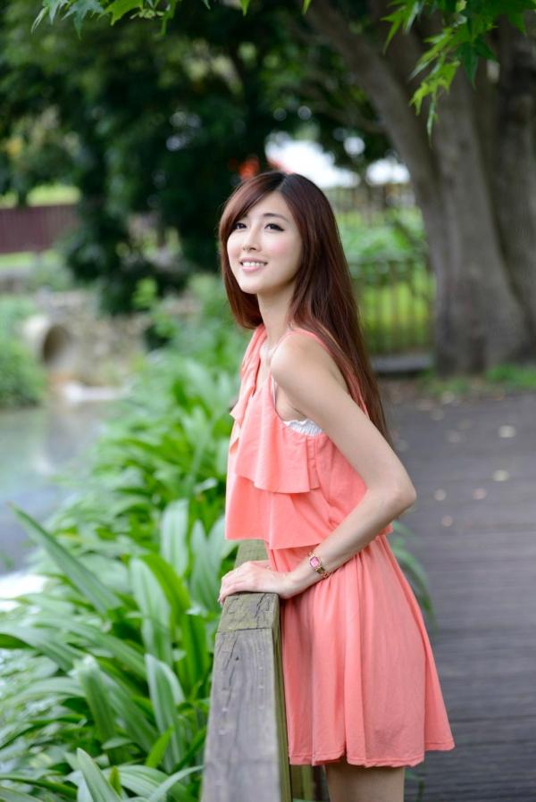    台湾正妹Kila晶晶/廖挺伶清新户外写真，粉色连衣裙甜美外拍，治愈系气质女神第44张图片