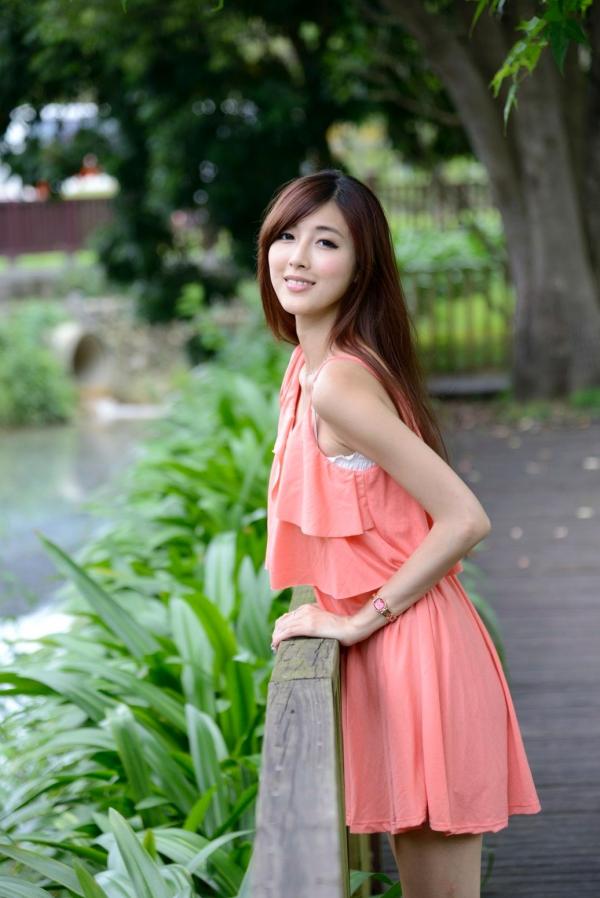    台湾正妹Kila晶晶/廖挺伶清新户外写真，粉色连衣裙甜美外拍，治愈系气质女神第45张图片