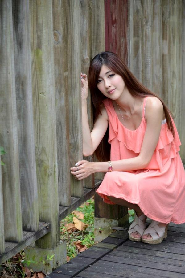    台湾正妹Kila晶晶/廖挺伶清新户外写真，粉色连衣裙甜美外拍，治愈系气质女神第50张图片