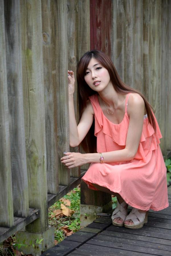    台湾正妹Kila晶晶/廖挺伶清新户外写真，粉色连衣裙甜美外拍，治愈系气质女神第51张图片