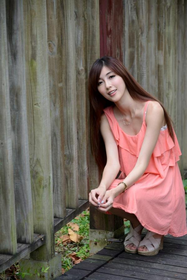    台湾正妹Kila晶晶/廖挺伶清新户外写真，粉色连衣裙甜美外拍，治愈系气质女神第52张图片