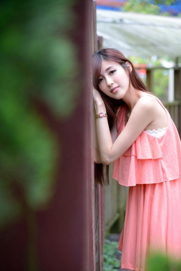    台湾正妹Kila晶晶/廖挺伶清新户外写真，粉色连衣裙甜美外拍，治愈系气质女神第55张图片