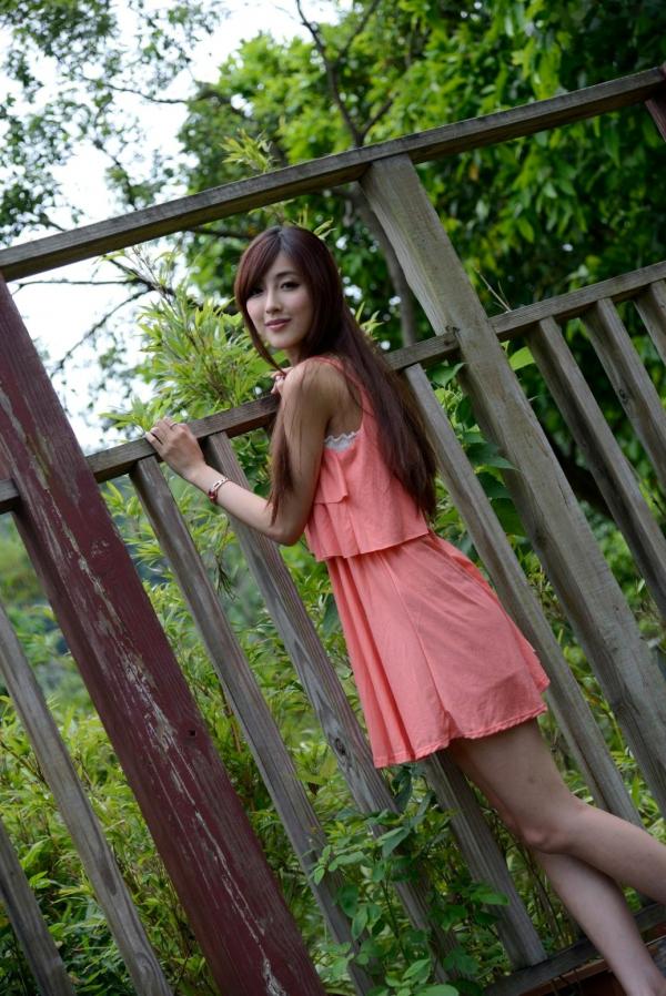    台湾正妹Kila晶晶/廖挺伶清新户外写真，粉色连衣裙甜美外拍，治愈系气质女神第60张图片