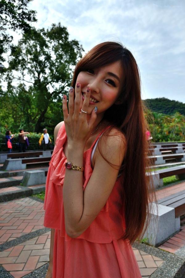    台湾正妹Kila晶晶/廖挺伶清新户外写真，粉色连衣裙甜美外拍，治愈系气质女神第69张图片