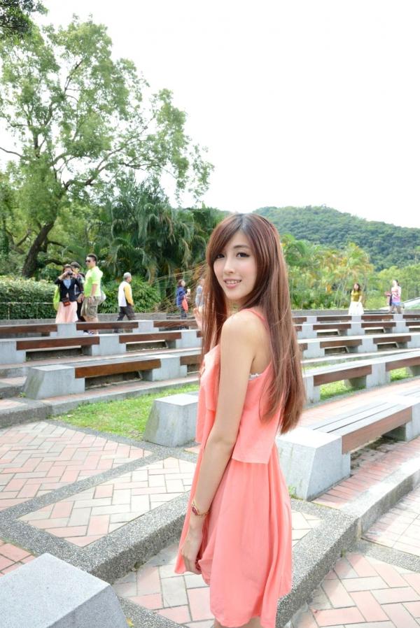    台湾正妹Kila晶晶/廖挺伶清新户外写真，粉色连衣裙甜美外拍，治愈系气质女神第70张图片