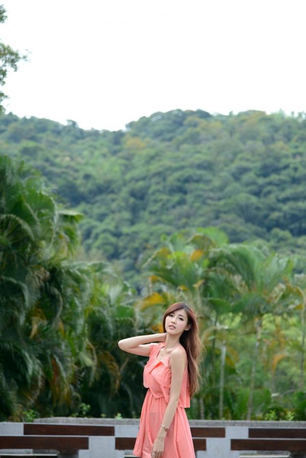    台湾正妹Kila晶晶/廖挺伶清新户外写真，粉色连衣裙甜美外拍，治愈系气质女神第72张图片