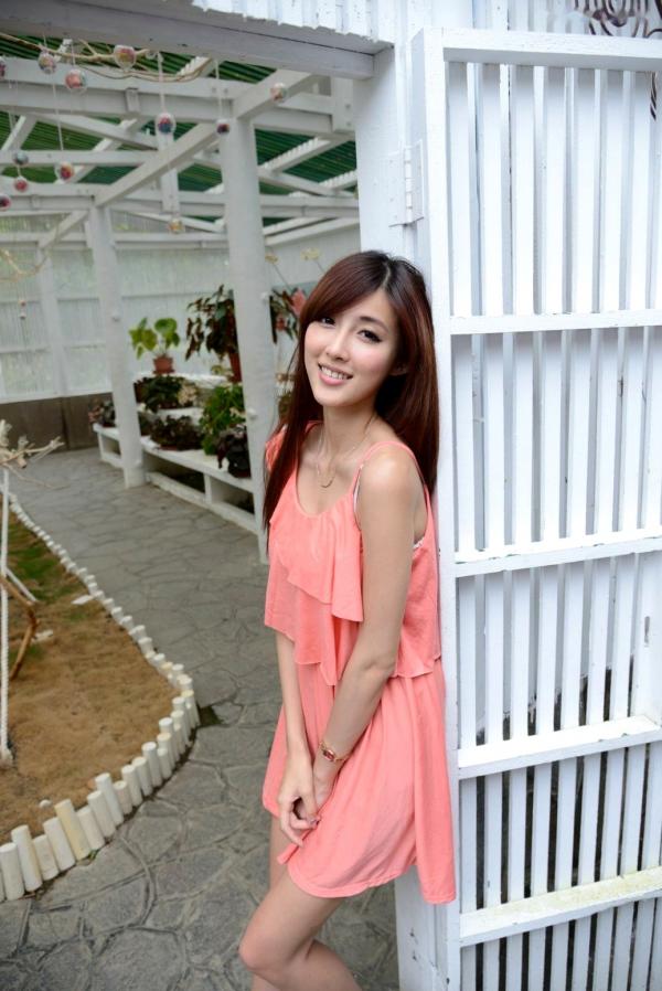    台湾正妹Kila晶晶/廖挺伶清新户外写真，粉色连衣裙甜美外拍，治愈系气质女神第96张图片