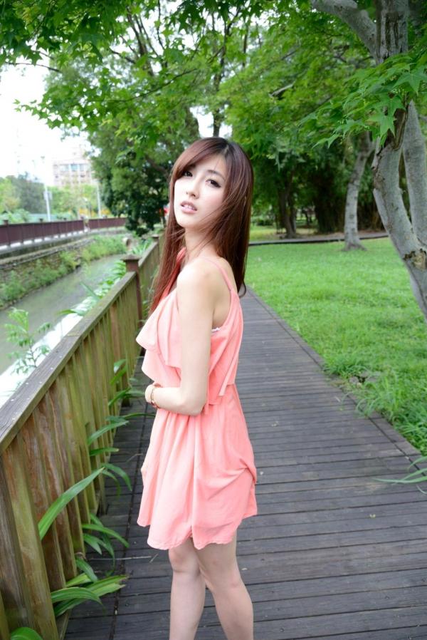    台湾正妹Kila晶晶/廖挺伶清新户外写真，粉色连衣裙甜美外拍，治愈系气质女神第100张图片