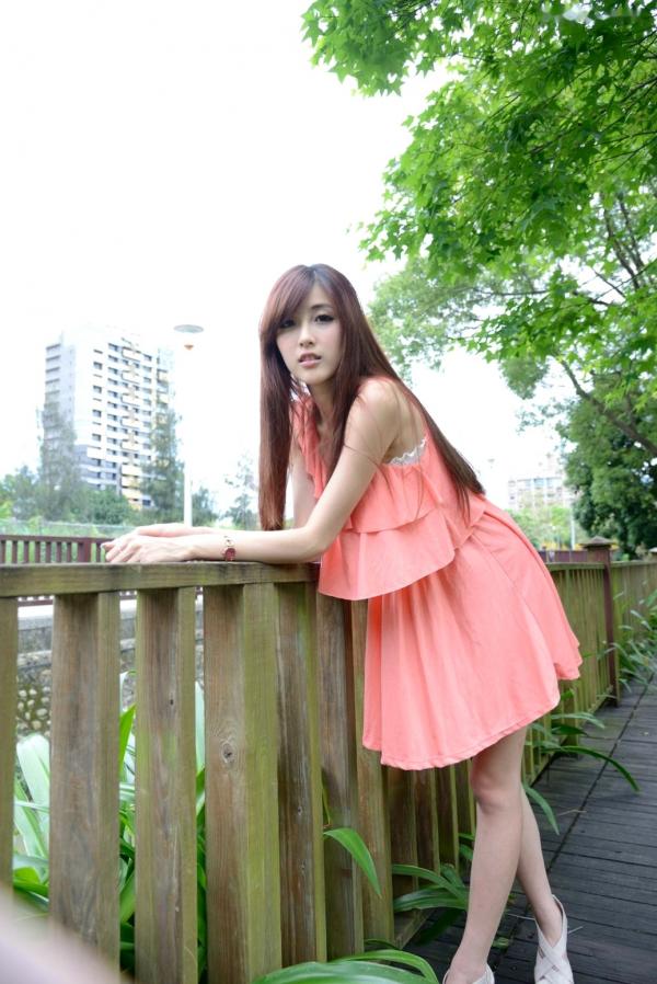    台湾正妹Kila晶晶/廖挺伶清新户外写真，粉色连衣裙甜美外拍，治愈系气质女神第103张图片