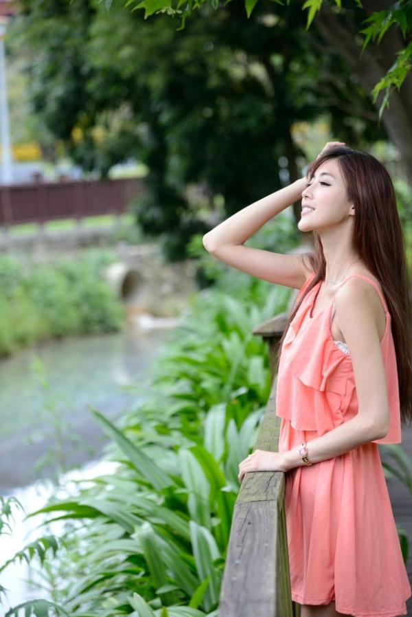    台湾正妹Kila晶晶/廖挺伶清新户外写真，粉色连衣裙甜美外拍，治愈系气质女神第110张图片