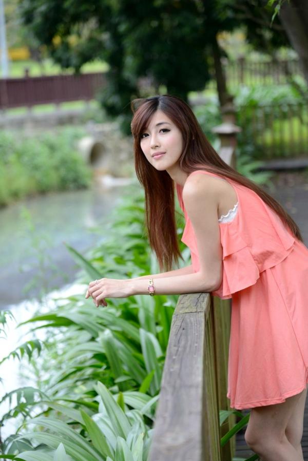    台湾正妹Kila晶晶/廖挺伶清新户外写真，粉色连衣裙甜美外拍，治愈系气质女神第111张图片