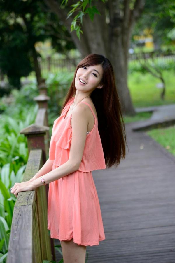    台湾正妹Kila晶晶/廖挺伶清新户外写真，粉色连衣裙甜美外拍，治愈系气质女神第112张图片