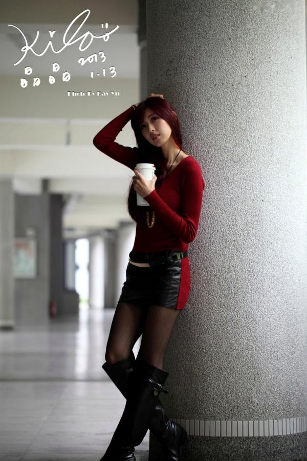    台湾正妹金允乔/Kila晶晶：红发红衣咖啡馆午后街拍，清新治愈系女神写真集第14张图片