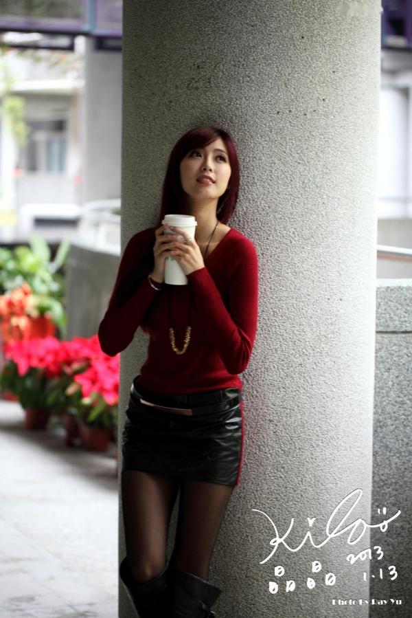    台湾正妹金允乔/Kila晶晶：红发红衣咖啡馆午后街拍，清新治愈系女神写真集第17张图片