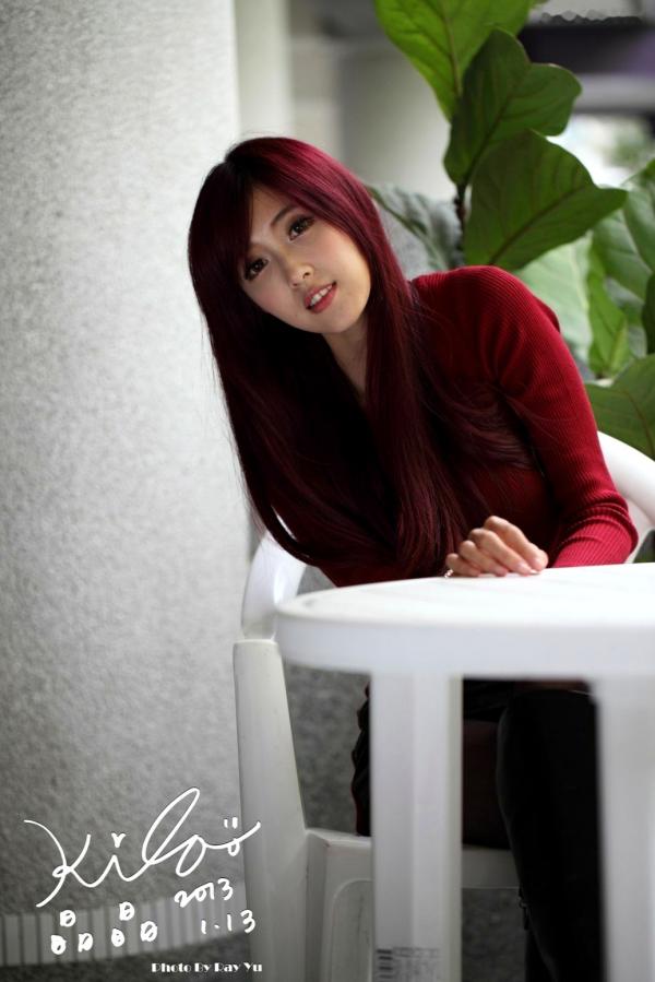    台湾正妹金允乔/Kila晶晶：红发红衣咖啡馆午后街拍，清新治愈系女神写真集第20张图片