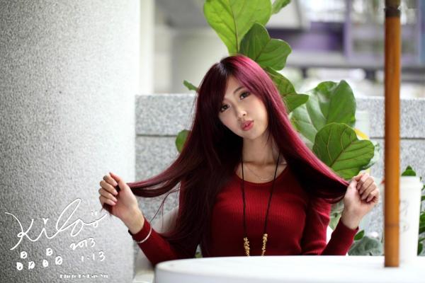    台湾正妹金允乔/Kila晶晶：红发红衣咖啡馆午后街拍，清新治愈系女神写真集第25张图片