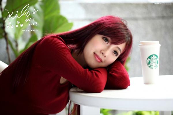    台湾正妹金允乔/Kila晶晶：红发红衣咖啡馆午后街拍，清新治愈系女神写真集第29张图片