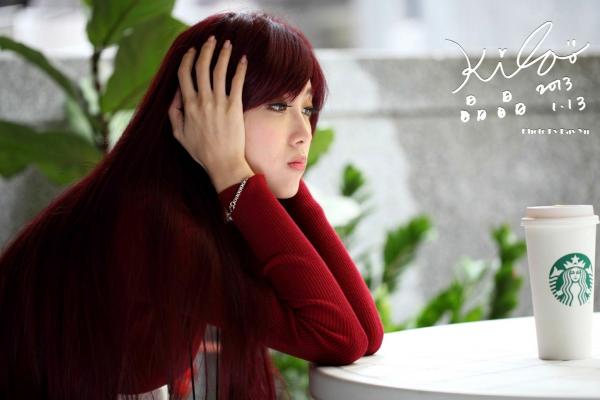    台湾正妹金允乔/Kila晶晶：红发红衣咖啡馆午后街拍，清新治愈系女神写真集第31张图片