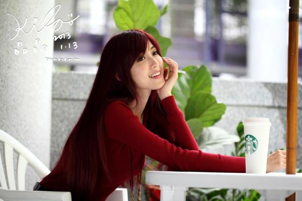    台湾正妹金允乔/Kila晶晶：红发红衣咖啡馆午后街拍，清新治愈系女神写真集第33张图片
