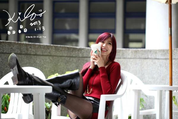    台湾正妹金允乔/Kila晶晶：红发红衣咖啡馆午后街拍，清新治愈系女神写真集第37张图片
