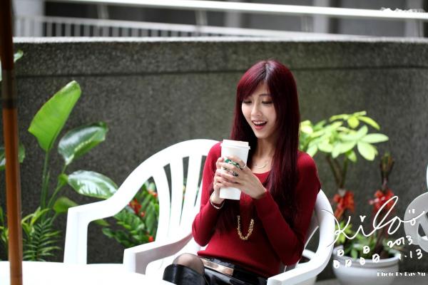    台湾正妹金允乔/Kila晶晶：红发红衣咖啡馆午后街拍，清新治愈系女神写真集第40张图片